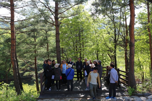 Students on a field visit to national park © KNPS